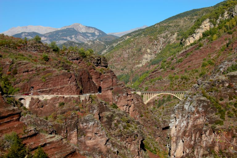 La Réserve Naturelle Régionale des Gorges Rouges de Daluis (communes de Daluis et Guillaumes) La Réserve Naturelle Régionale des Gorges Rouges de Daluis (communes de Daluis et Guillaumes)