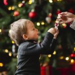 Adorable Jeune Garcon Jouant Avec Des Jouets De Noel